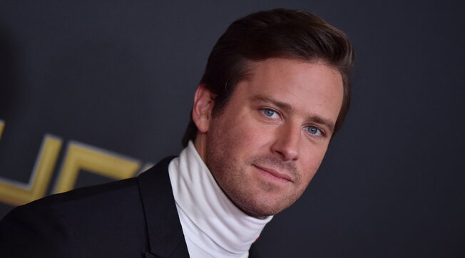 Armie Hammer sul lastrico dopo lo scandalo sessuale: ora fa l’agente immobiliare alle Cayman