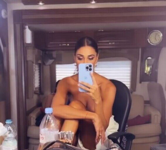 Belen Rodriguez si fa sbirciare in camerino: seno nudo allo specchio