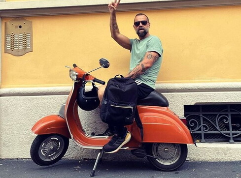 Fabio Volo ai ladri che gli hanno rubato la sua amata “vespetta”: “Ve la ricompro”