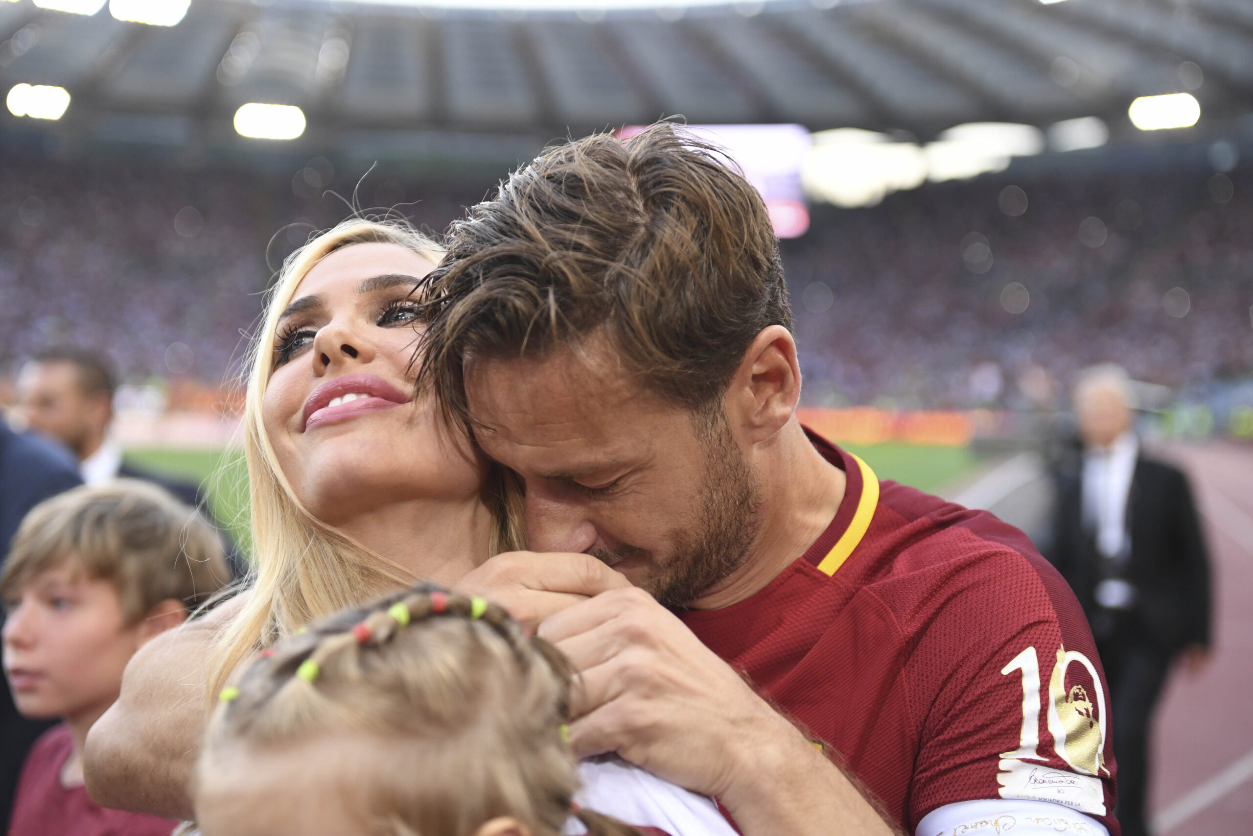 Colpo di scena nell’affaire Totti-Blasi: Ilary in vacanza, lui la raggiunge dopo la separazione
