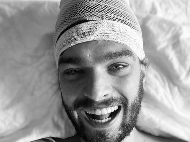 Riccardo Manera, attore di Volevo fare la rockstar, ha una lesione tumorale alla testa