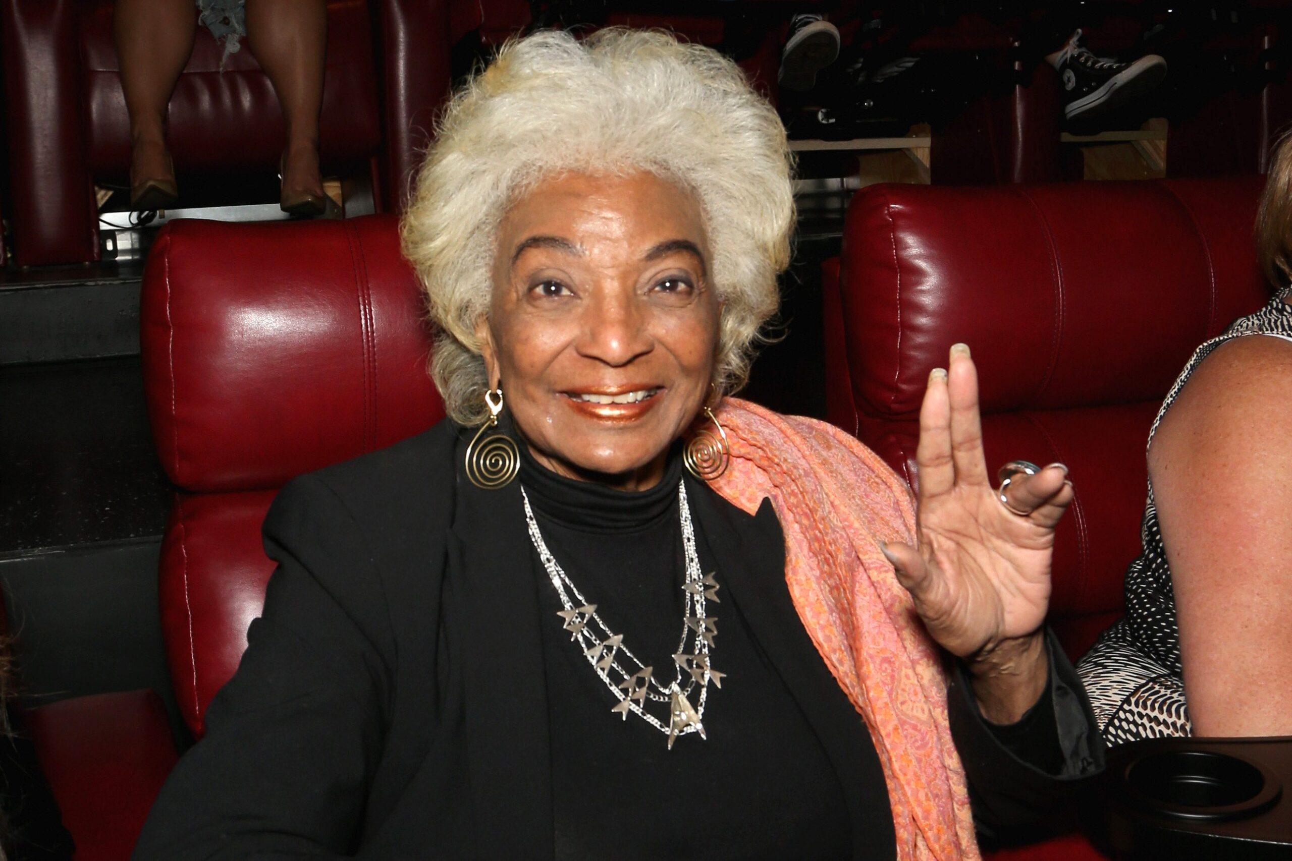È morta Nichelle Nichols, una delle protagoniste della serie tv “Star Trek”