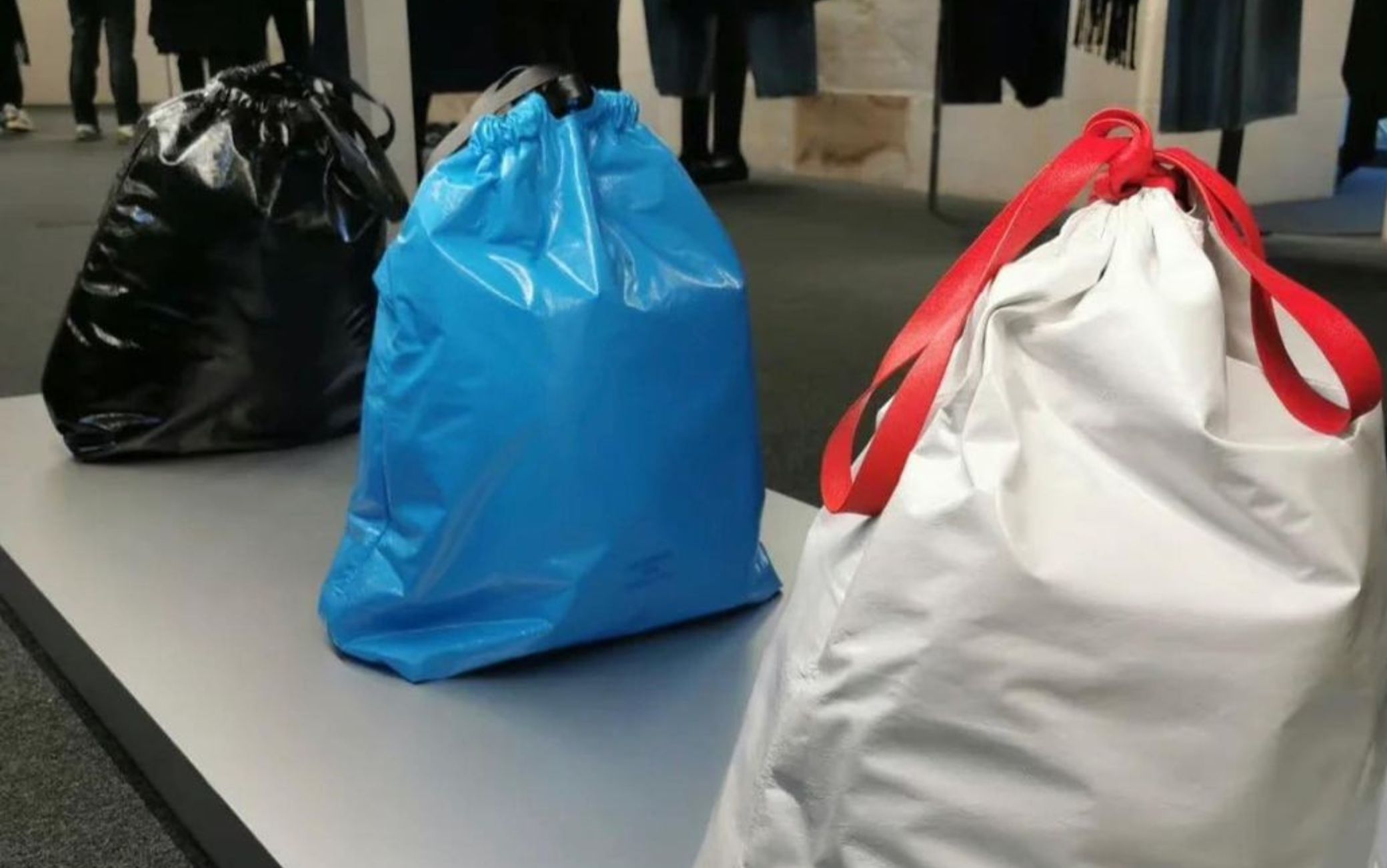 Balenciaga, la borsa da 1700 euro che somiglia a un sacchetto della spazzatura è un must