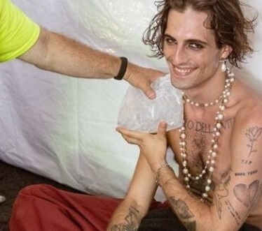 I Maneskin trionfano al Lollapalooza di Chicago, ma Damiano ha un piccolo incidente…
