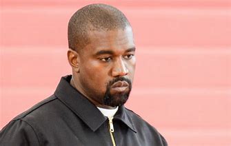 Collezione Yeezy GAP, Kanye West nella bufera: capi venduti nei sacchi della spazzatura