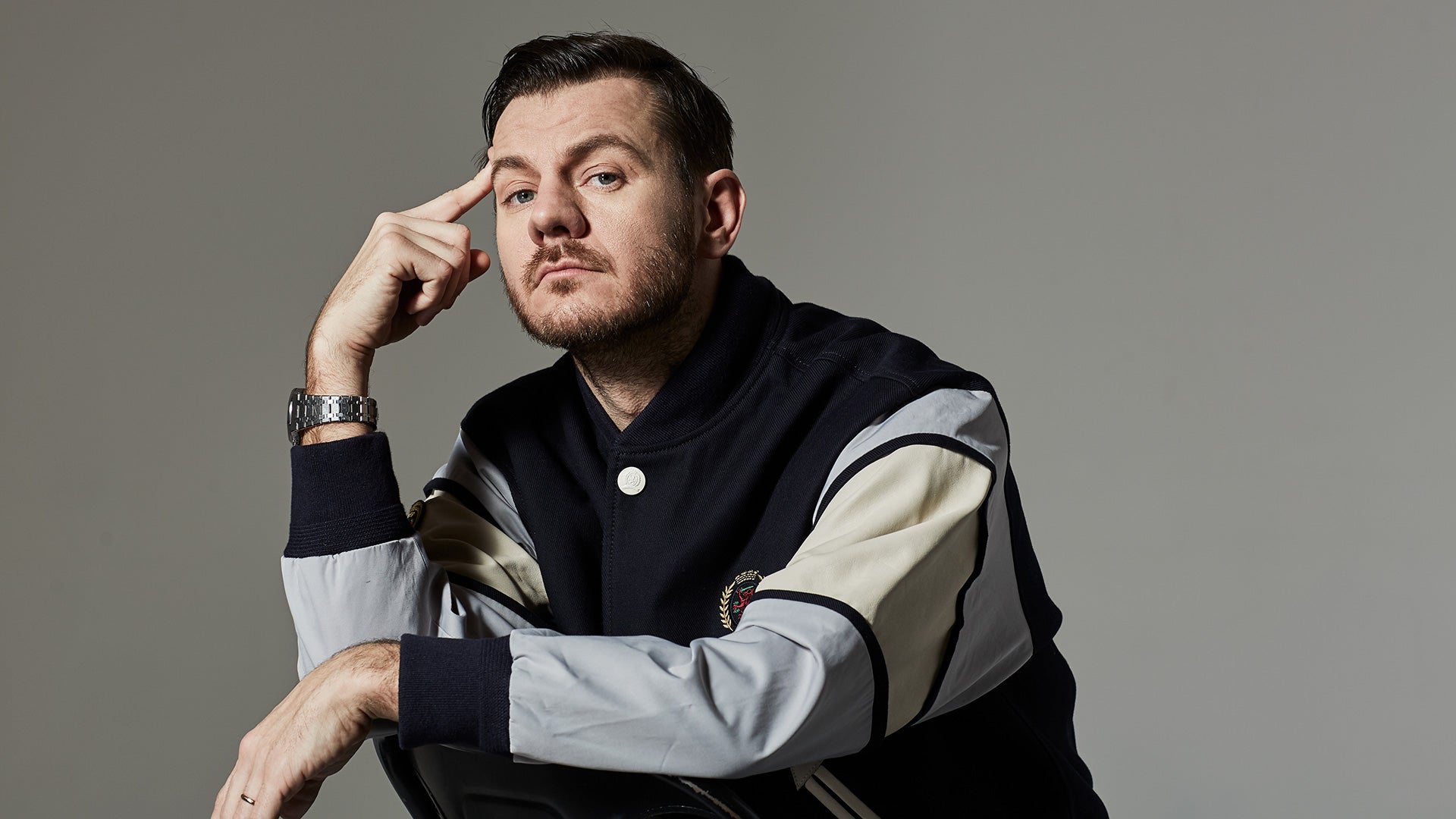 Alessandro Cattelan debutta in teatro inscenando il suo funerale in “Salutava sempre”