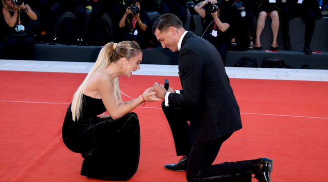 Alessandro Basciano e Sophie Codegoni: proposta di matrimonio a Venezia 79, ma scoppia la polemica