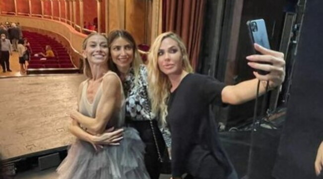 Ilary Blasi va a teatro con l’amica Noemi… ed Eleonora Abbagnato