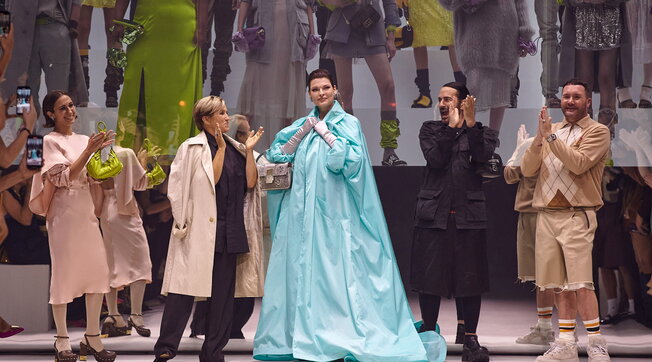 Linda Evangelista, per la prima volta in passerella dopo essere stata sfigurata