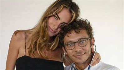 Valentino Rossi torna in pista, sulla neve con Francesca Sofia Novello