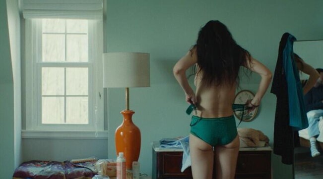 Katie Holmes in topless in un film per la prima volta dal 2000