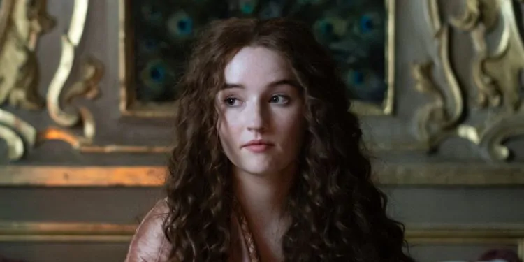 Nel trailer di Rosaline, Kaitlyn Dever prova a separare Romeo e Giulietta