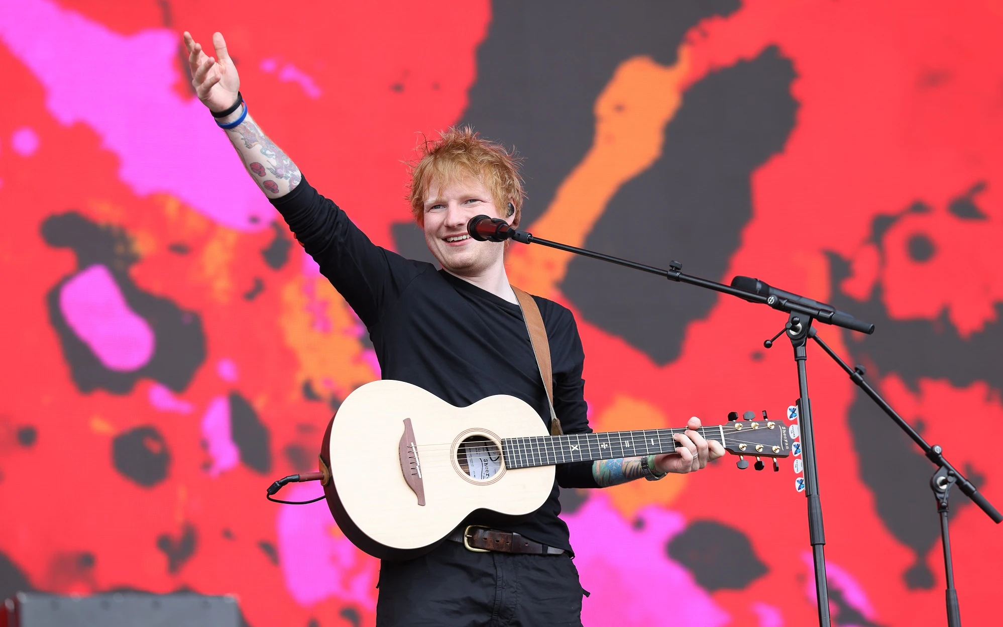 Ed Sheeran ha suonato in strada a Ipswich con una chitarra poi regalata a un giovane fan Ed Sheeran ha suonato in strada a Ipswich con una chitarra poi regalata a un giovane fan