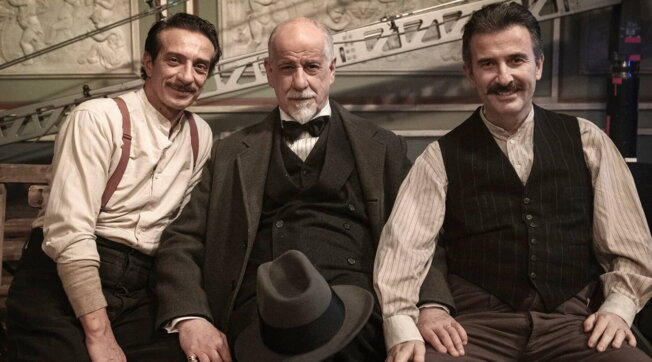 Ficarra e Picone e il magico incontro con Luigi Pirandello ne “La stranezza”