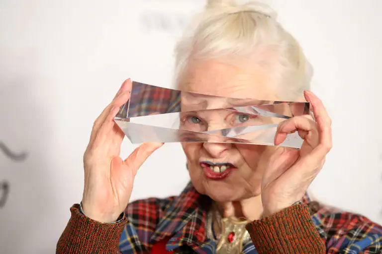 Westwood sfila a Parigi mentre Vivienne sciopera a Londra Westwood sfila a Parigi mentre Vivienne sciopera a Londra