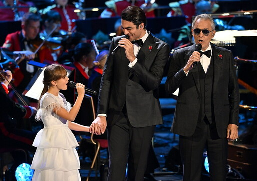 Andrea Bocelli e i figli cantano per la famiglia reale inglese