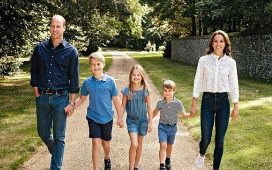 William, Kate e i figli: la cartolina di Natale arriva dalla campagna e… in abiti estivi