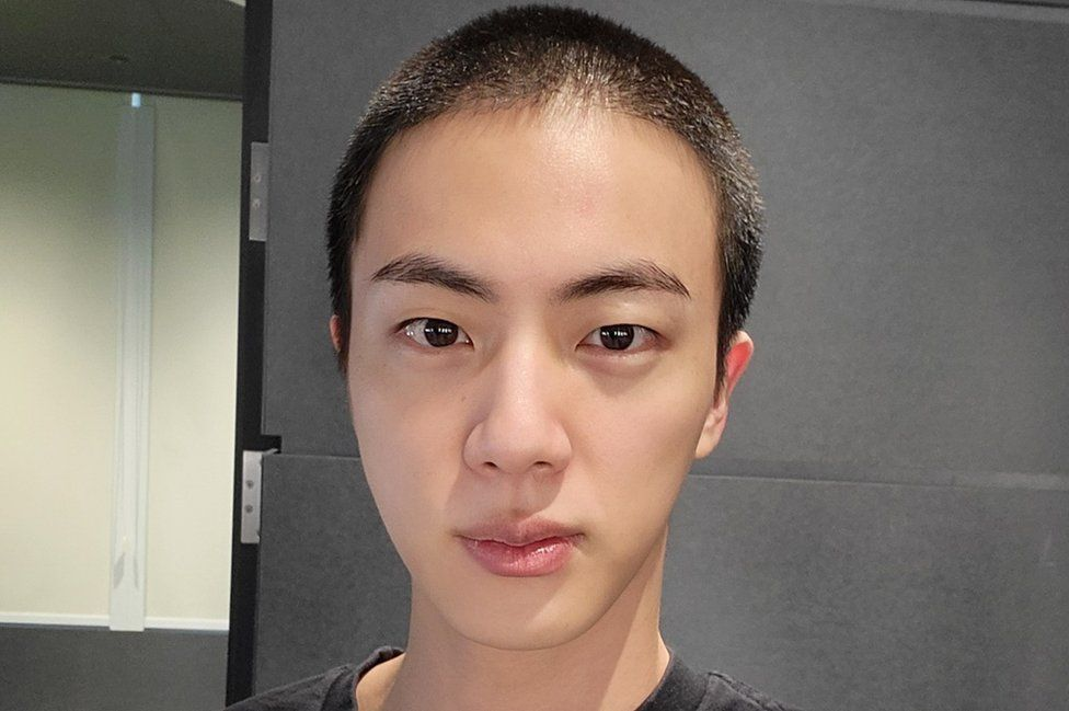Capelli corti e fan disperati: Jin inizia il servizio militare. Che ne sarà dei Bts?