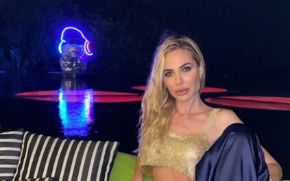 Ilary Blasi stuzzica da Bangkok con Bastian Muller