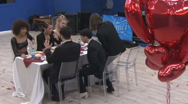 Ecco come le coppie di Amici 22 hanno celebrato San Valentino Ecco come le coppie di Amici 22 hanno celebrato San Valentino