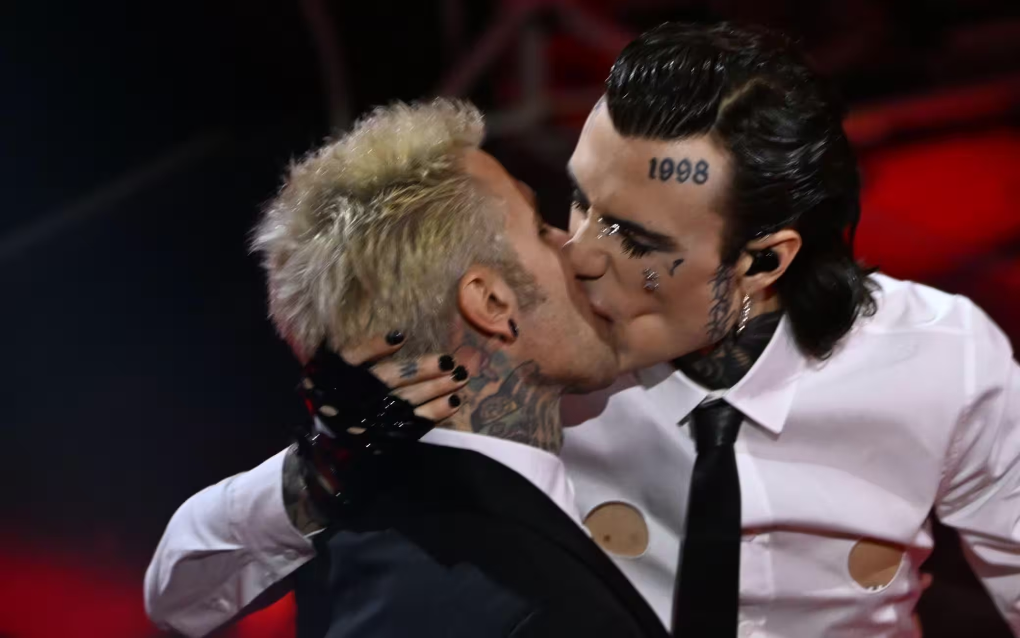 Rosa Chemical sul bacio a Fedez: “Se fossimo liberi non avrebbe scandalizzato”