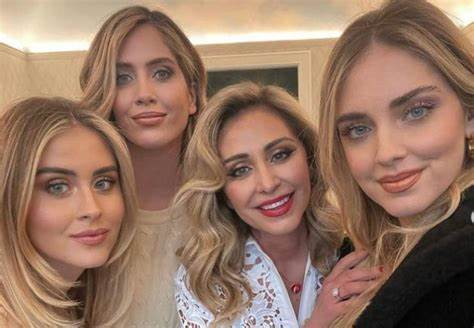 Un omaggio speciale di Chiara Ferragni alla mamma Marina Di Guardo per il sostegno incondizionato Un omaggio speciale di Chiara Ferragni alla mamma Marina Di Guardo per il sostegno incondizionato