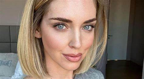Chiara Ferragni, critiche dalla follower di 11 anni per la foto nuda su Instagram Chiara Ferragni, critiche dalla follower di 11 anni per la foto nuda su Instagram