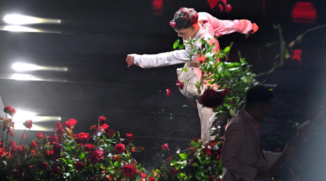 Sanremo 2023, la rabbia di Blanco: distrugge fiori sul palco e la sala lo fischia
