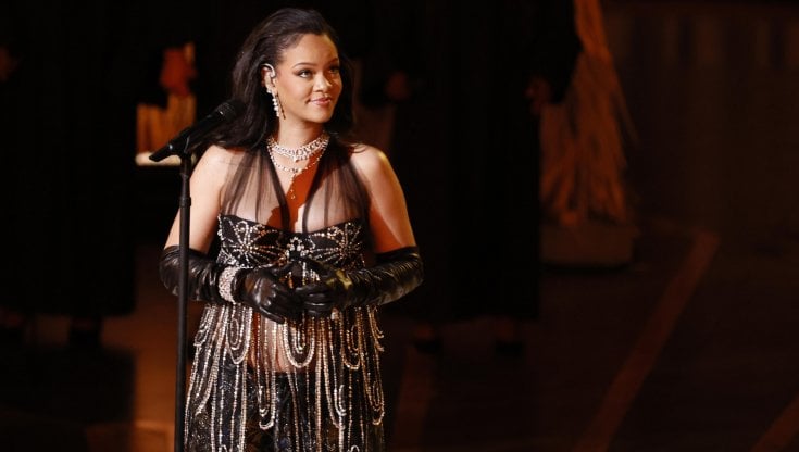 Rihanna incinta agli Oscar 2023 canta Lift Me Up