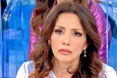 “Uomini e Donne”, Desdemona Balzano cacciata da Maria De Filippi: ecco cosa è successo