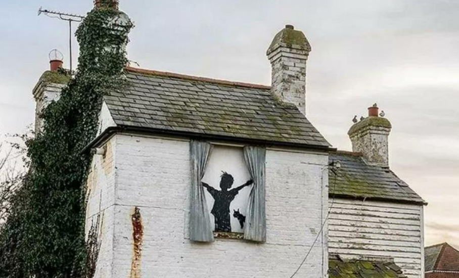 Nuovo murale di Banksy nel Kent, sul muro di una fattoria abbandonata Nuovo murale di Banksy nel Kent, sul muro di una fattoria abbandonata