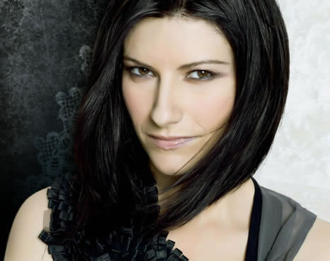 Laura Pausini, gita in montagna con la famiglia e l’amica Paola Cortellesi