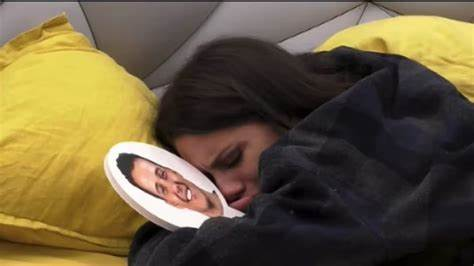 “Grande Fratello Vip”, Antonella disperata scrive un biglietto per Donnamaria