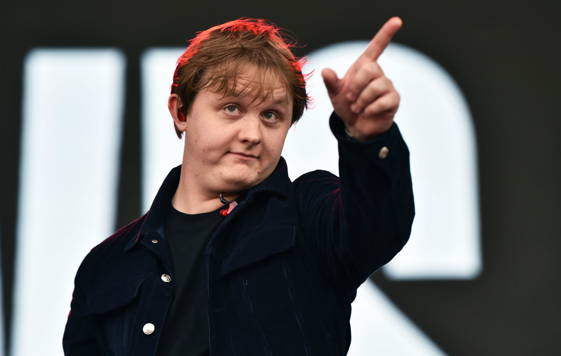 Lewis Capaldi annuncia l’arrivo del film documentario, con outfit ispirati a serie Netflix
