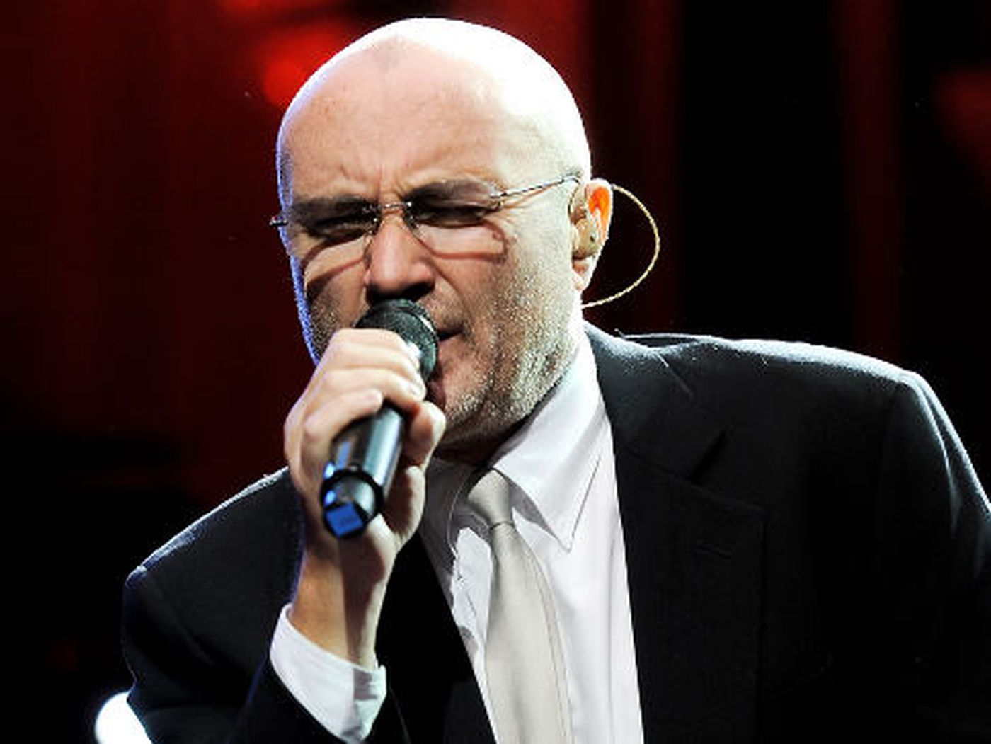 Phil Collins, la malattia peggiora. Mike Rutherford dei Genesis “ormai è immobile”