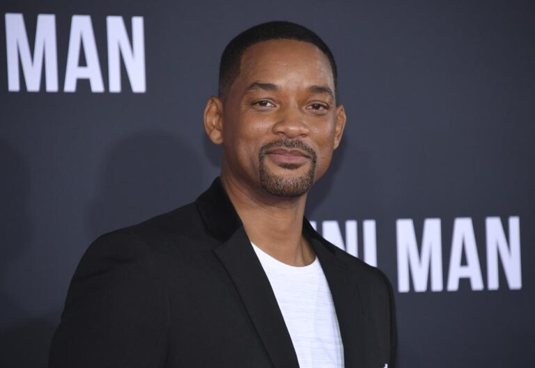 Will Smith alla cerimonia di consegna di un premio dopo lo schiaffo agli Oscar 2022