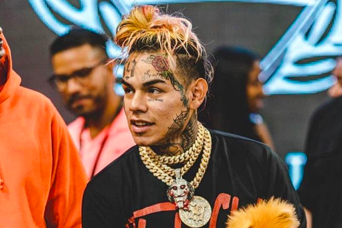 6ix9ine, il rapper è stato picchiato mentre era in sauna