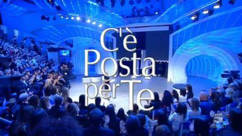 “C’è posta per te”, Maria De Filippi riprende il suo people show da Tiziano Ferro “C’è posta per te”, Maria De Filippi riprende il suo people show da Tiziano Ferro