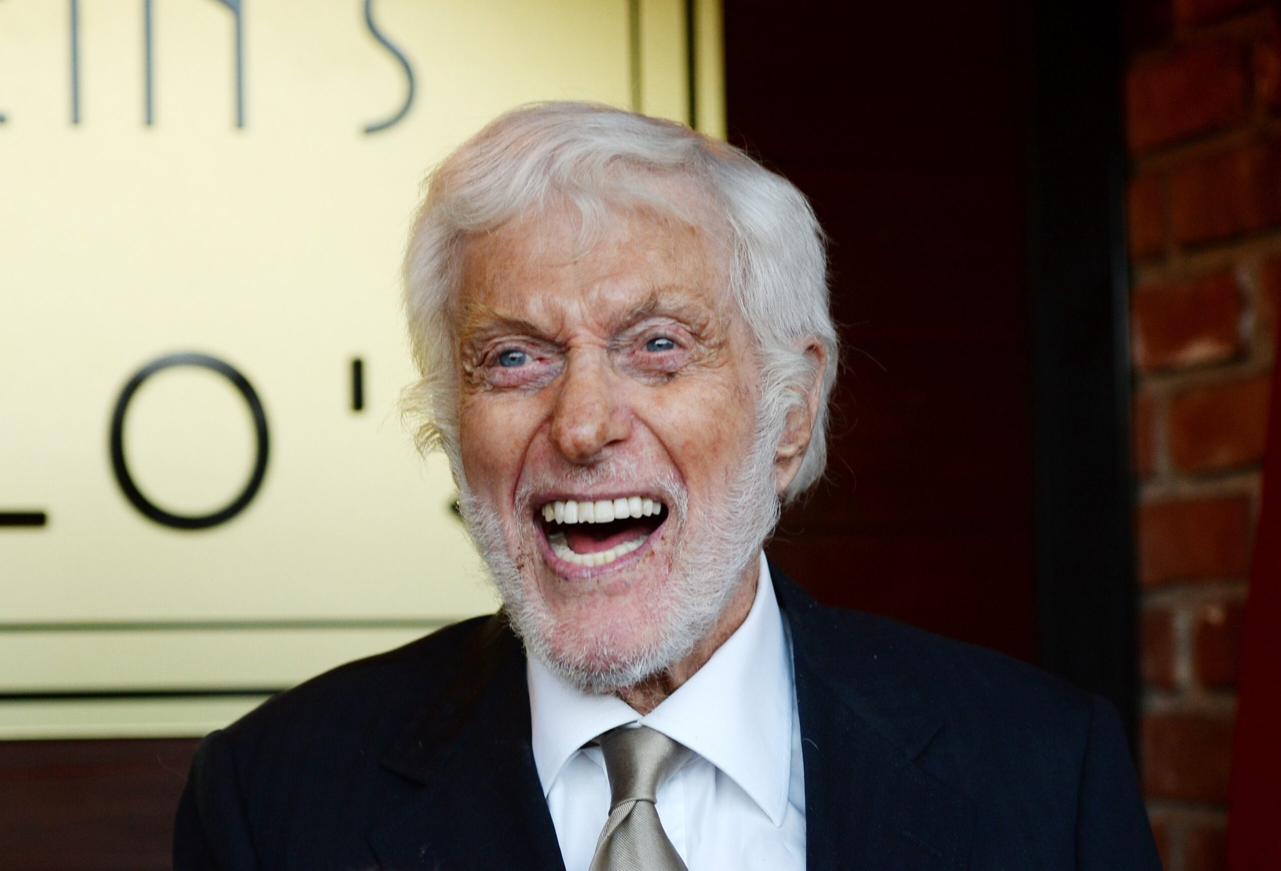Dick Van Dyke alla guida a 97 anni sbatte contro un cancello