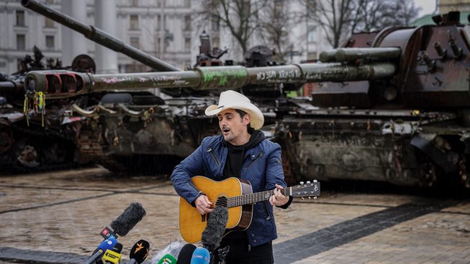 Il cantante country Brad Paisley suona davanti al monastero dorato di San Michele a Kiev