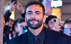 Bufera per le parole di Marco Mengoni sulla spiaggia sarda di Piscinas. Il sindaco infuriato