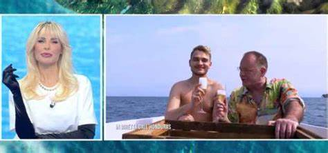 “L’Isola dei Famosi”: Cecchi Paone festeggia l’anniversario con il fidanzato, i Jalisse accolti come a Sanremo