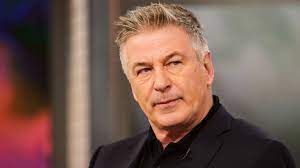 “Rust”, Alec Baldwin e la troupe tornano sul set dopo la tragedia: riavviate le riprese del film “Rust”, Alec Baldwin e la troupe tornano sul set dopo la tragedia: riavviate le riprese del film