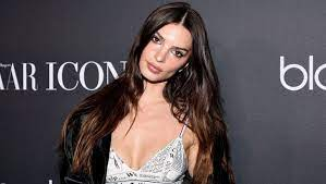 Emily Ratajkowski protagonista della nuova campagna genderless di Marc Jacobs