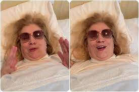 Iva Zanicchi, paura per la cantante: è caduta dalle scale. “Forse qualche microfrattura”
