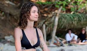 “Isola dei famosi”, Helena ravviva la playa con un reggiseno di foglie