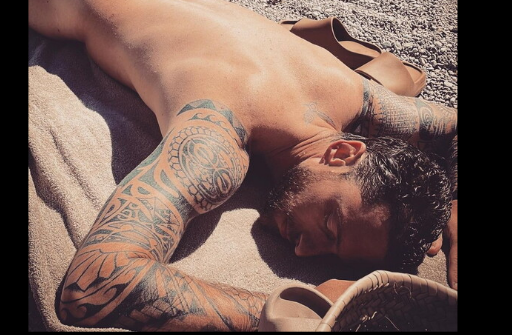 Claudio Marchisio completamente nudo sulla spiaggia