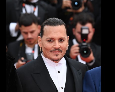 Cannes 76: Johnny Depp sul red carpet manda in tilt la Croisette Cannes 76: Johnny Depp sul red carpet manda in tilt la Croisette
