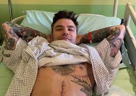 Fedez torna sotto i ferri: operazione segreta alla pancia Fedez torna sotto i ferri: operazione segreta alla pancia