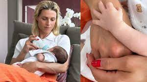 Nonna Michelle Hunziker dà il biberon a Cesare prima di andare in tv Nonna Michelle Hunziker dà il biberon a Cesare prima di andare in tv